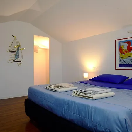 Guesthost - Mansarda San Vitale Charming Appartamento