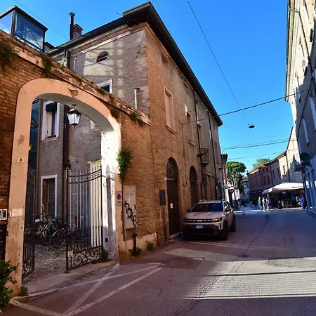 Guesthost - Mansarda San Vitale Charming Appartamento *