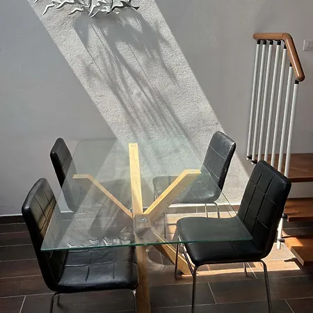 Apartamento Guesthost - Mansarda San Vitale Charming *