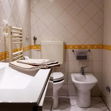 Guesthost - Mansarda San Vitale Charming Appartamento