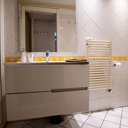 Appartamento Guesthost - Mansarda San Vitale Charming *