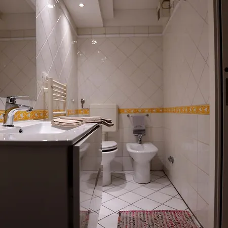Appartamento Guesthost - Mansarda San Vitale Charming