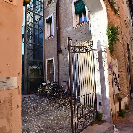 Guesthost - Mansarda San Vitale Charming